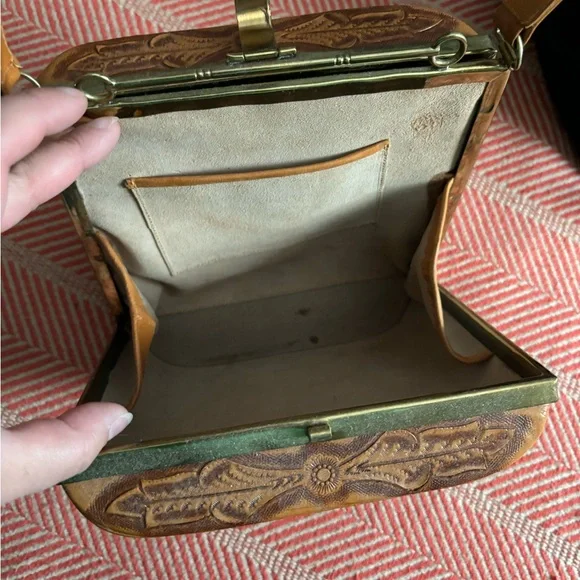 Leather like two-toned handbag - Picture 2 of 12